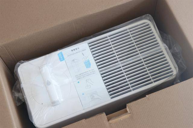 352skin加湿器采用了牛皮纸色硬质纸箱包装,箱体上只有产品名称以及